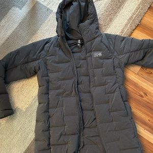Women’s Mountain Hardware winter coat size medium like new!